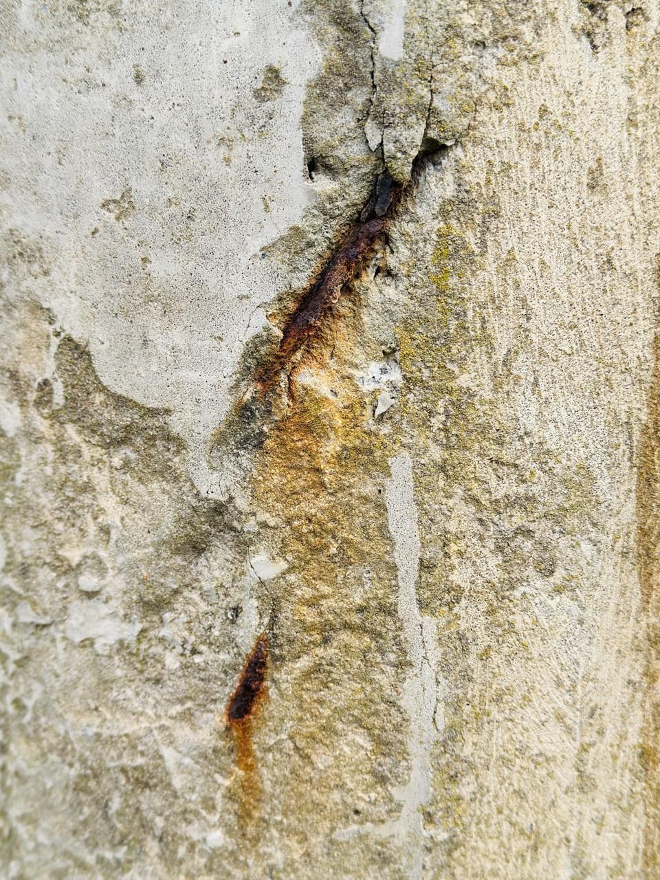 Detalle de corrosión en armadura de hormigón