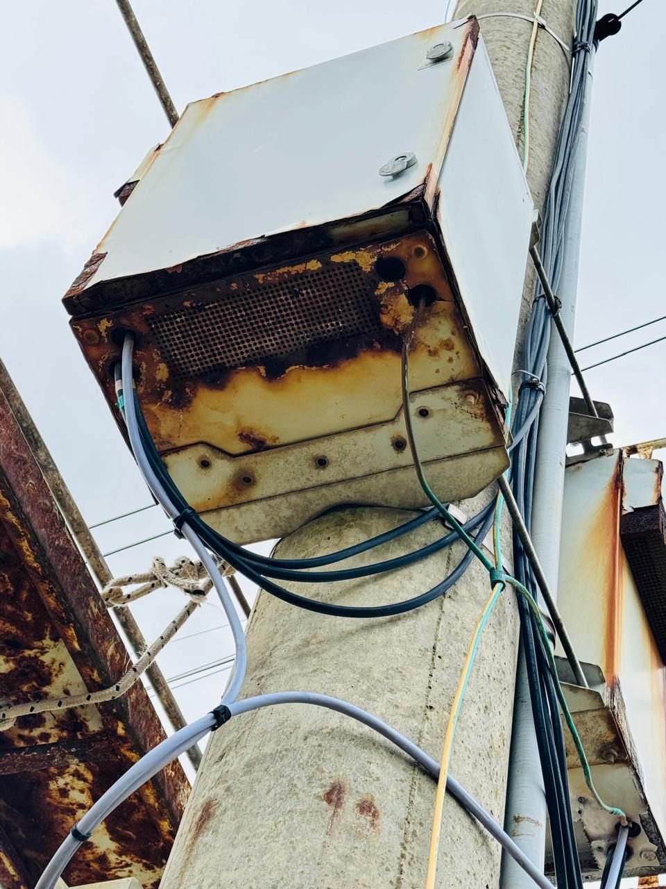 Gabinete de telecomunicaciones corroído