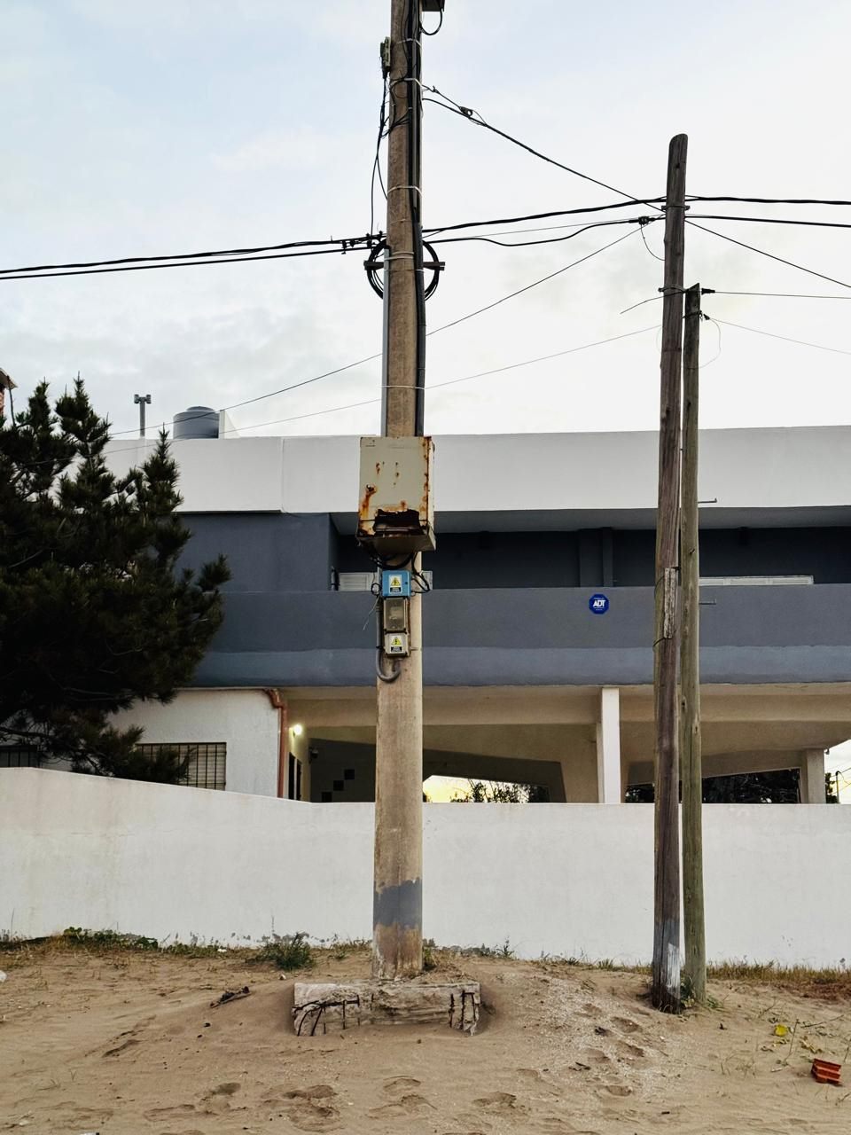 Gabinete corroído con etiqueta de riesgo de choque eléctrico
