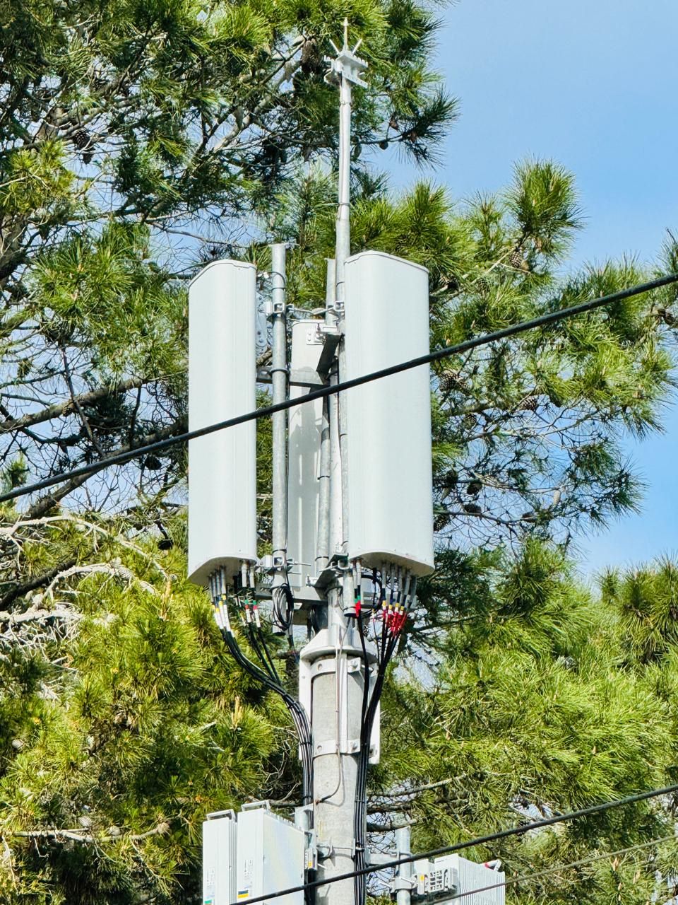 Poste de telecomunicaciones en zona residencial