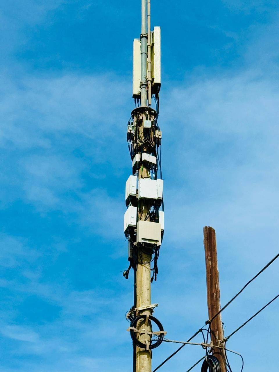 Poste de telecomunicaciones en entorno rural