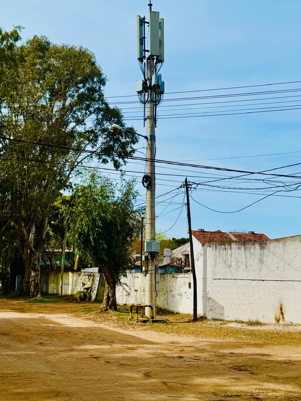 Poste de telecomunicaciones sobre vía pública