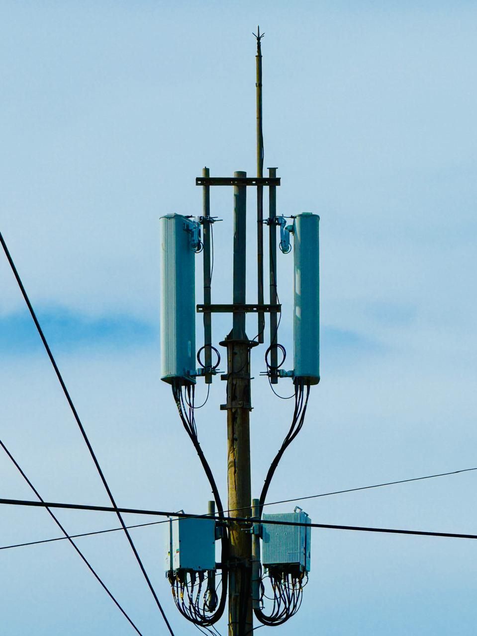 Detalle de antenas y gabinetes sobre poste