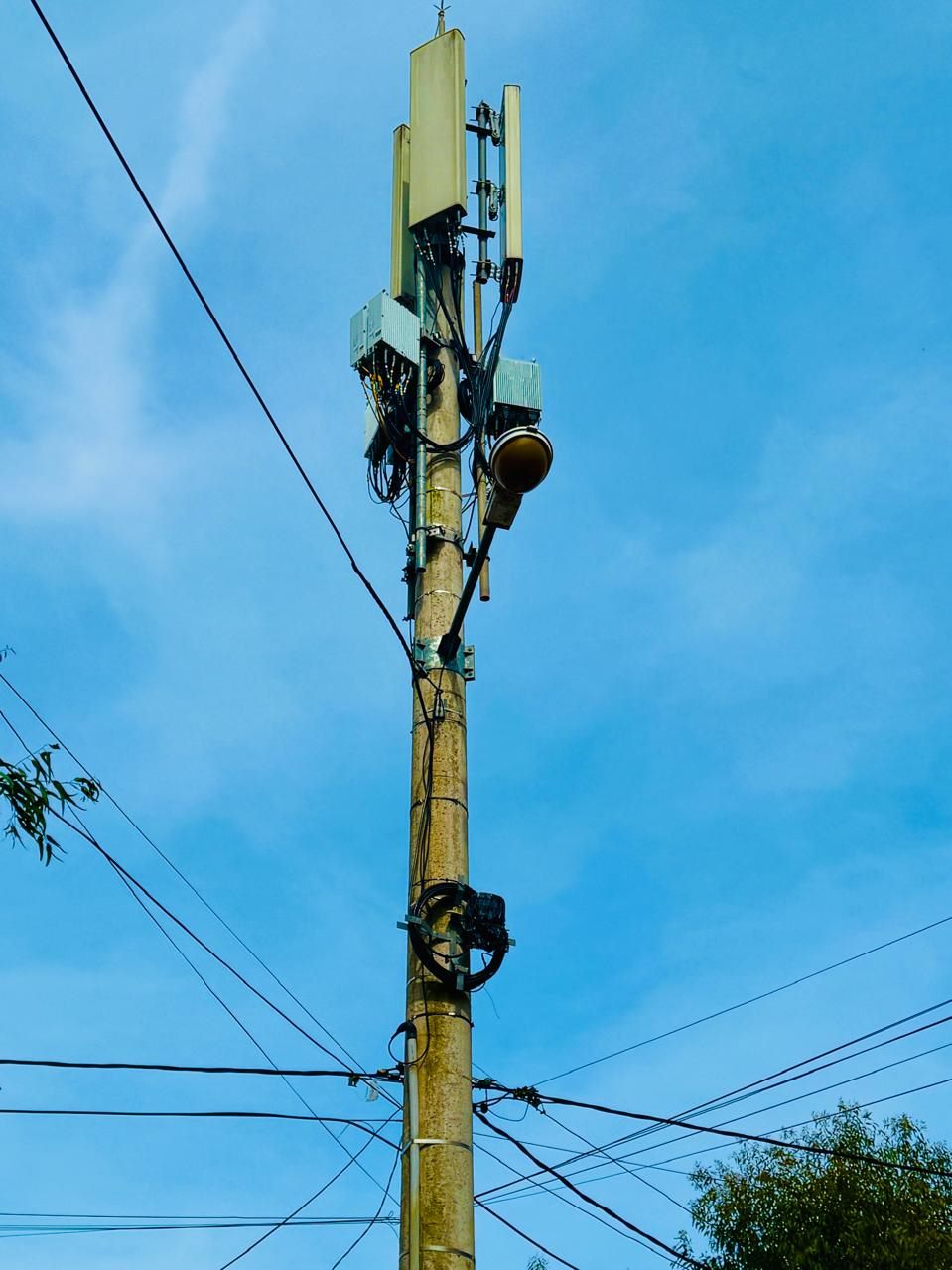 Poste de telecomunicaciones sobre banquina de ruta