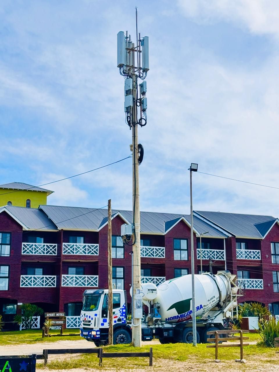 Poste de telecomunicaciones en localidad costera